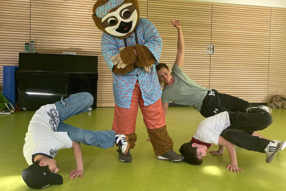 Kinder beim Breakdance mit dem Maskottchen